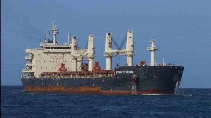 Rebeldes hutíes de Yemen disparan misil contra buque estadounidense en el Mar de Adén