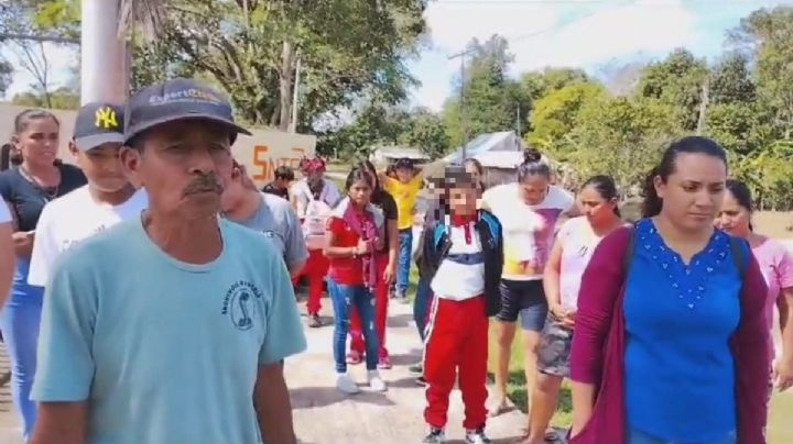 Padres de familia bloquean paso a una telesecundaria en Candelaria; exigen destitución de un maestro