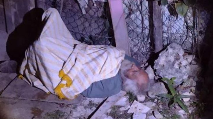 Sacan a dormir a abuelito a las calles de Cancún