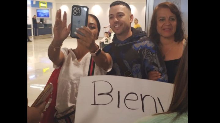 Fanáticos reciben a Pee Wee en el aeropuerto de Mérida