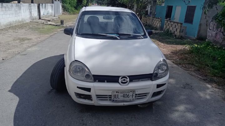 Automóvil queda varado al quebrarse el eje de su llanta en Chocholá
