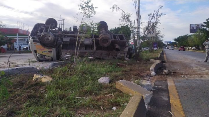 Vuelca camioneta de la Coca-Cola en la carretera Mérida-Cancún: EN VIVO
