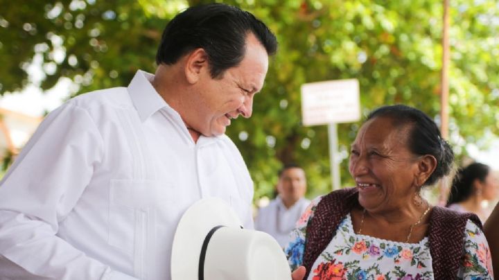 Joaquín Díaz Mena invita a los yucatecos a acompañarlo en su registro como candidato a Gobernador