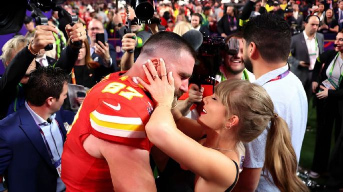 ¡De película! Taylor Swift y Travis Kelce festejan el título de Kansas City Chiefs con un beso: FOTO