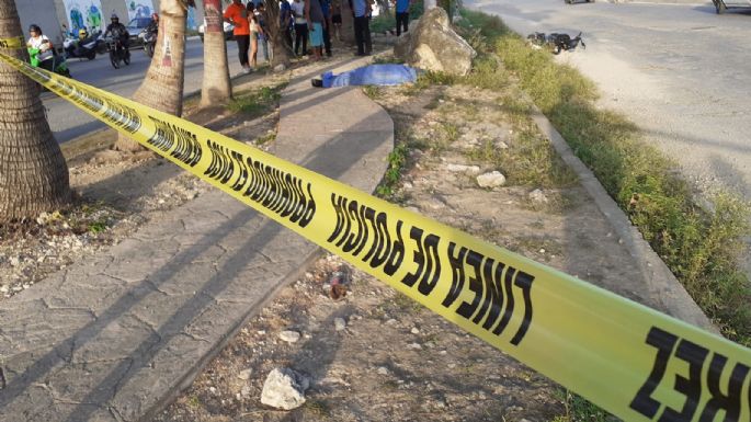 Motociclista muere al golpearse con una roca tras esquivar un bache en Cancún
