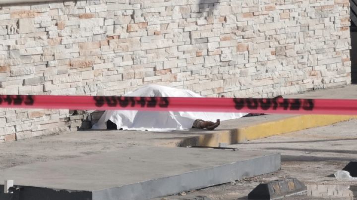 Hallan a un hombre muerto en el estacionamiento de una pizzería en Ciudad del Carmen
