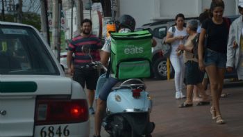 Repartidores de Uber Eats en Quintana Roo laboran en desamparo