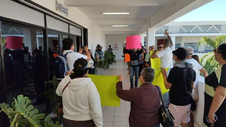 Playa del Carmen: Vecinos se manifiestan contra la privatización de playas del Hotel The Fives