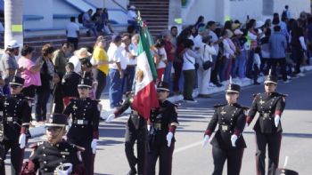 En Campeche, 40 escoltas y bandas de guerra marchan sobre el malecón