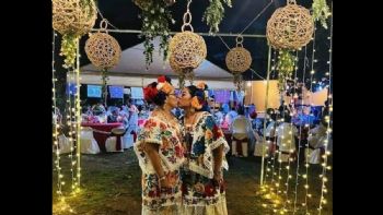 Vestidas de mestizas, novias se dan el sí en Izamal, Yucatán