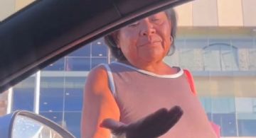 Exhiben a 'limosnera' que se pone agresiva con campechanos que le dan poco dinero: VIDEO