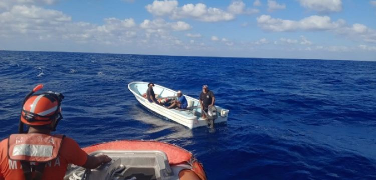 Rescatan a tres pescadores a la deriva cerca de Cozumel