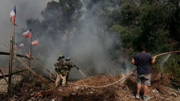 Policía chilena arresta a dos sospechosos de iniciar incendios forestales
