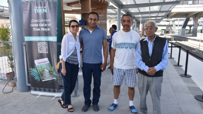 Ferrocarrilero jubilado viaja a Cancún para cumplir su sueño de subirse al Tren Maya en Cancún