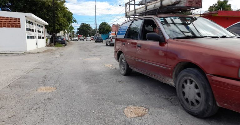 Ayuntamiento de Cancún se burla de los vecinos; tapan baches con tierra |  PorEsto