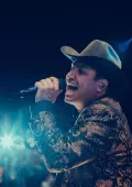Julión Álvarez es un reconocido artista musical con numerosos éxitos y premios, incluyendo un Grammy Latino.