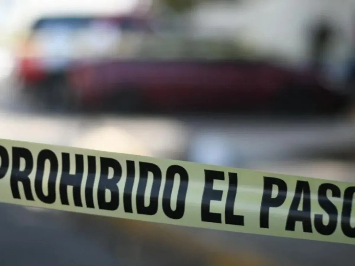 El cuerpo fue hallado junto a una cartulina con un mensaje