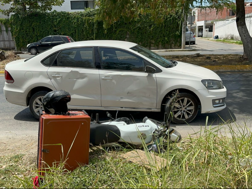 Un motociclista impactó con el costado de un automóvil, después de cambiarse de carril a exceso de velocidad.
