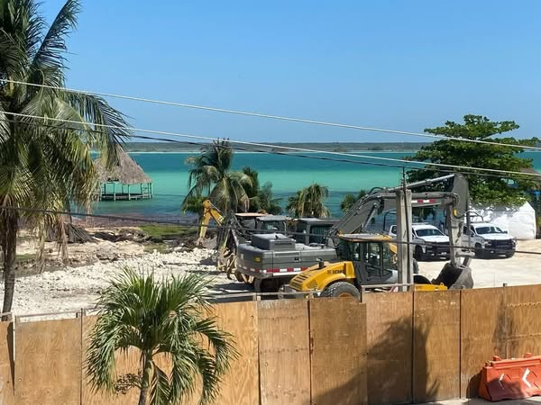Maquinaria pesada llegó al lugar, indicando la continuación de la obra. Maquinaria pesada llegó al lugar, indicando la continuación de la obra.