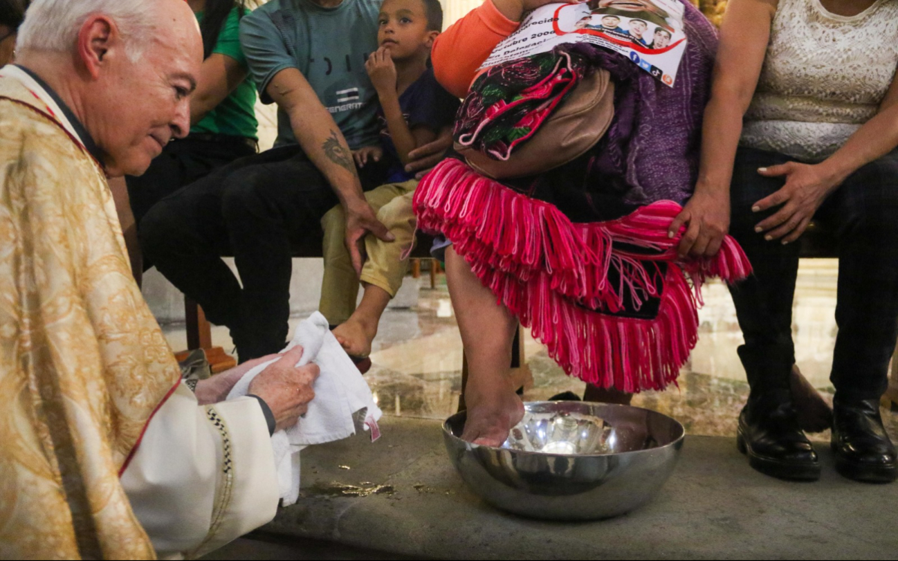 Aguiar Retes lavó y secó los pies de personas que enfrentan algún tipo de pérdida. Aguiar Retes lavó y secó los pies de personas que enfrentan algún tipo de pérdida.