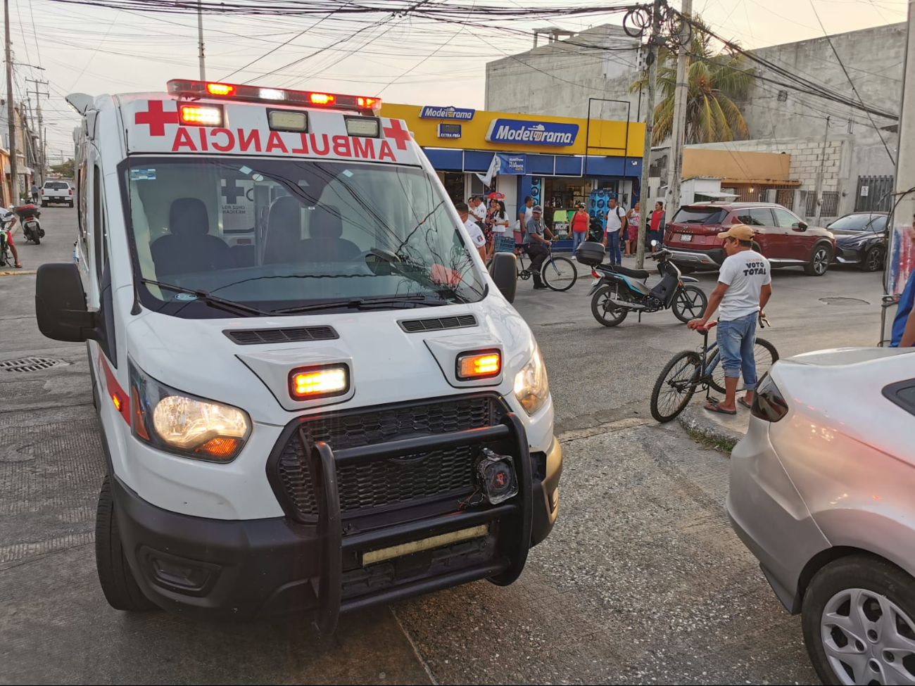 Choque entre motocicletas en Limonar deja a mujer con fracturas graves