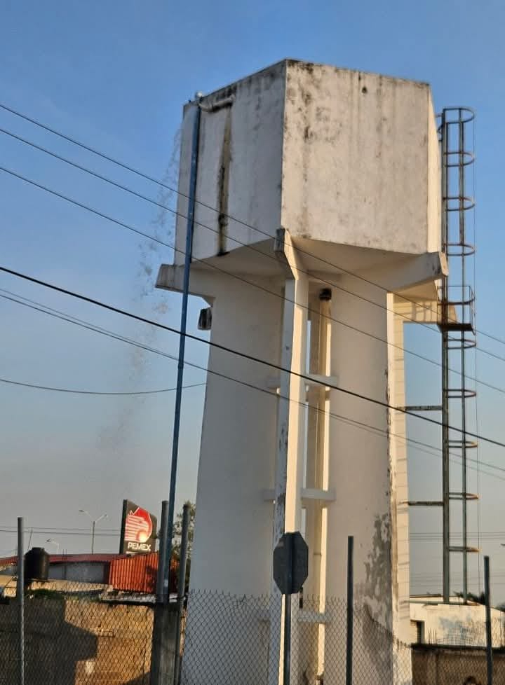 Se tira el agua del tanque elevado mientras colonias sufren baja presión en Sabancuy Se tira el agua del tanque elevado mientras colonias sufren baja presión en Sabancuy